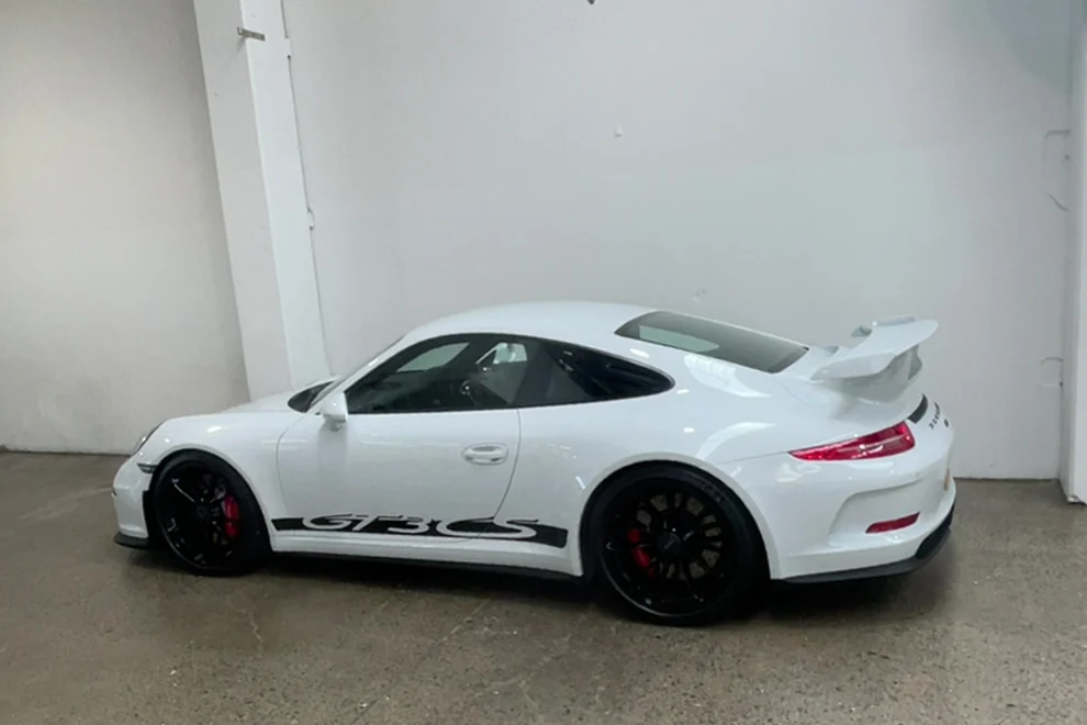 White Porsche GT3 RS photographed from the side